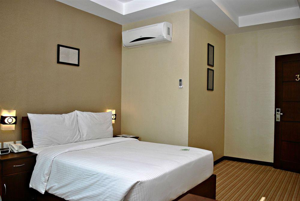 Orion Hotel Манила Екстериор снимка