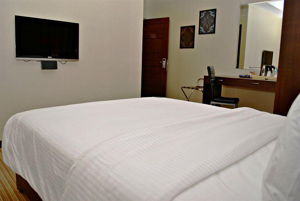 Orion Hotel Манила Екстериор снимка